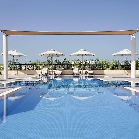 Moevenpick Hotel Apartments Al Mamzar דובאי מראה חיצוני תמונה The swimming pool at the hotel