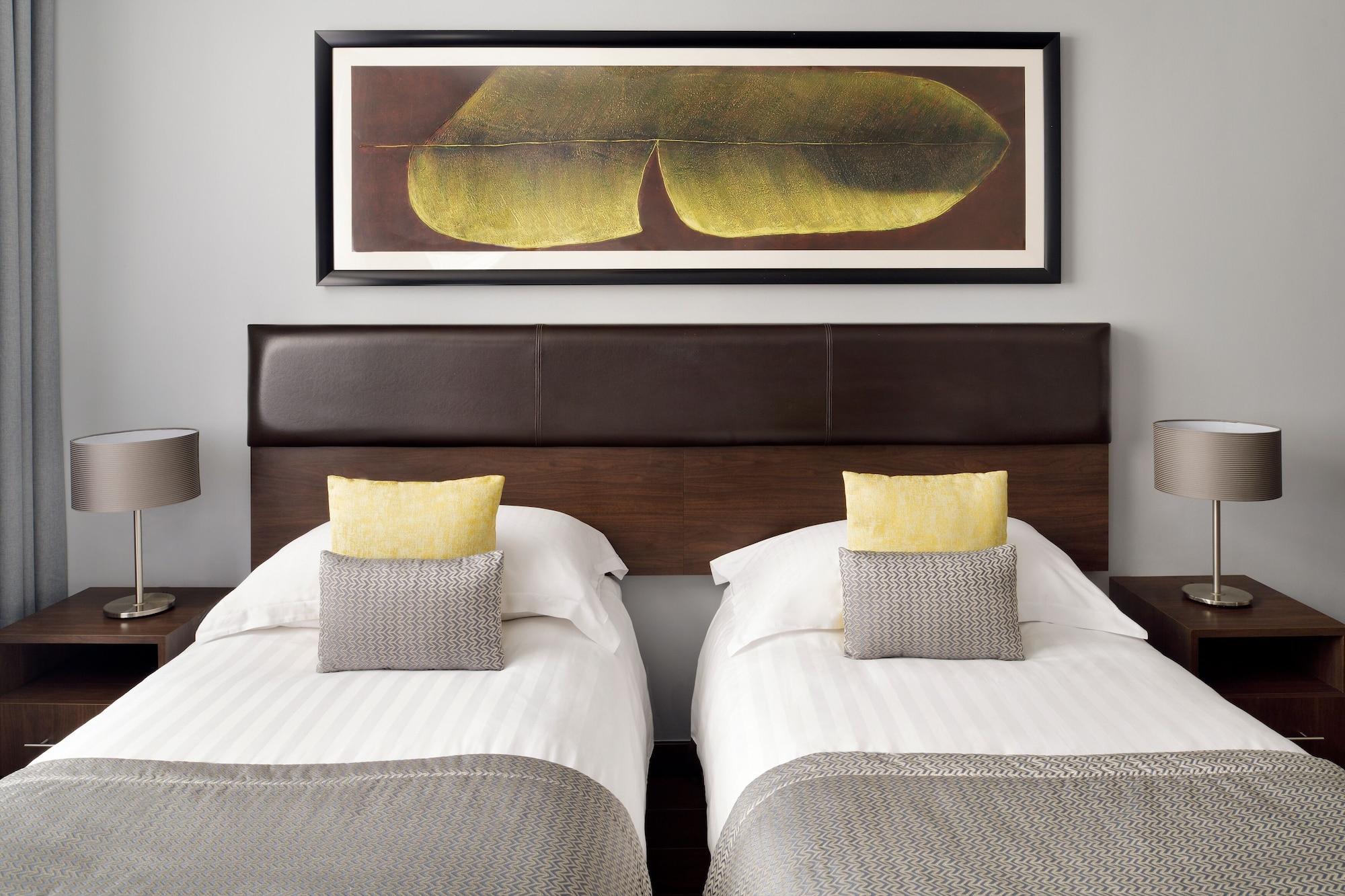 Moevenpick Hotel Apartments Al Mamzar דובאי מראה חיצוני תמונה Artwork by David Ascoli