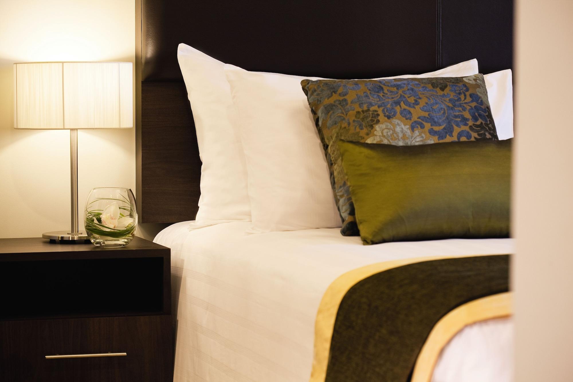 Moevenpick Hotel Apartments Al Mamzar דובאי מראה חיצוני תמונה A bed with a throw
