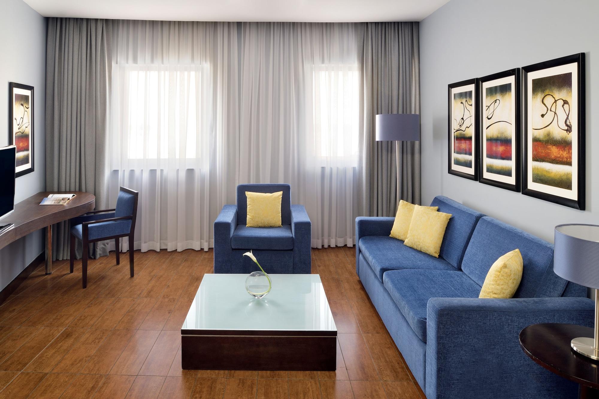 Moevenpick Hotel Apartments Al Mamzar דובאי מראה חיצוני תמונה A living room with a sofa