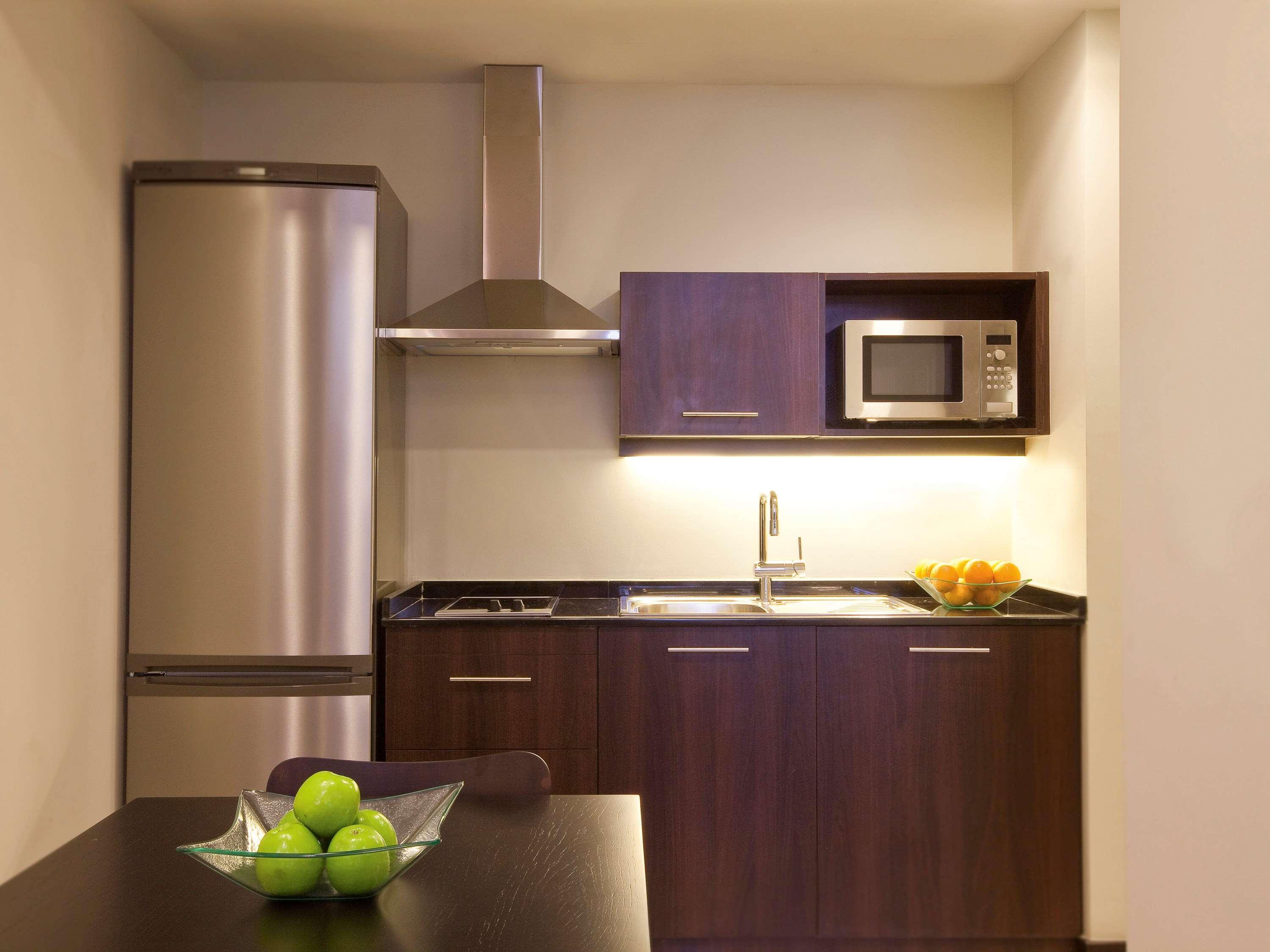Moevenpick Hotel Apartments Al Mamzar דובאי מראה חיצוני תמונה A modern kitchen