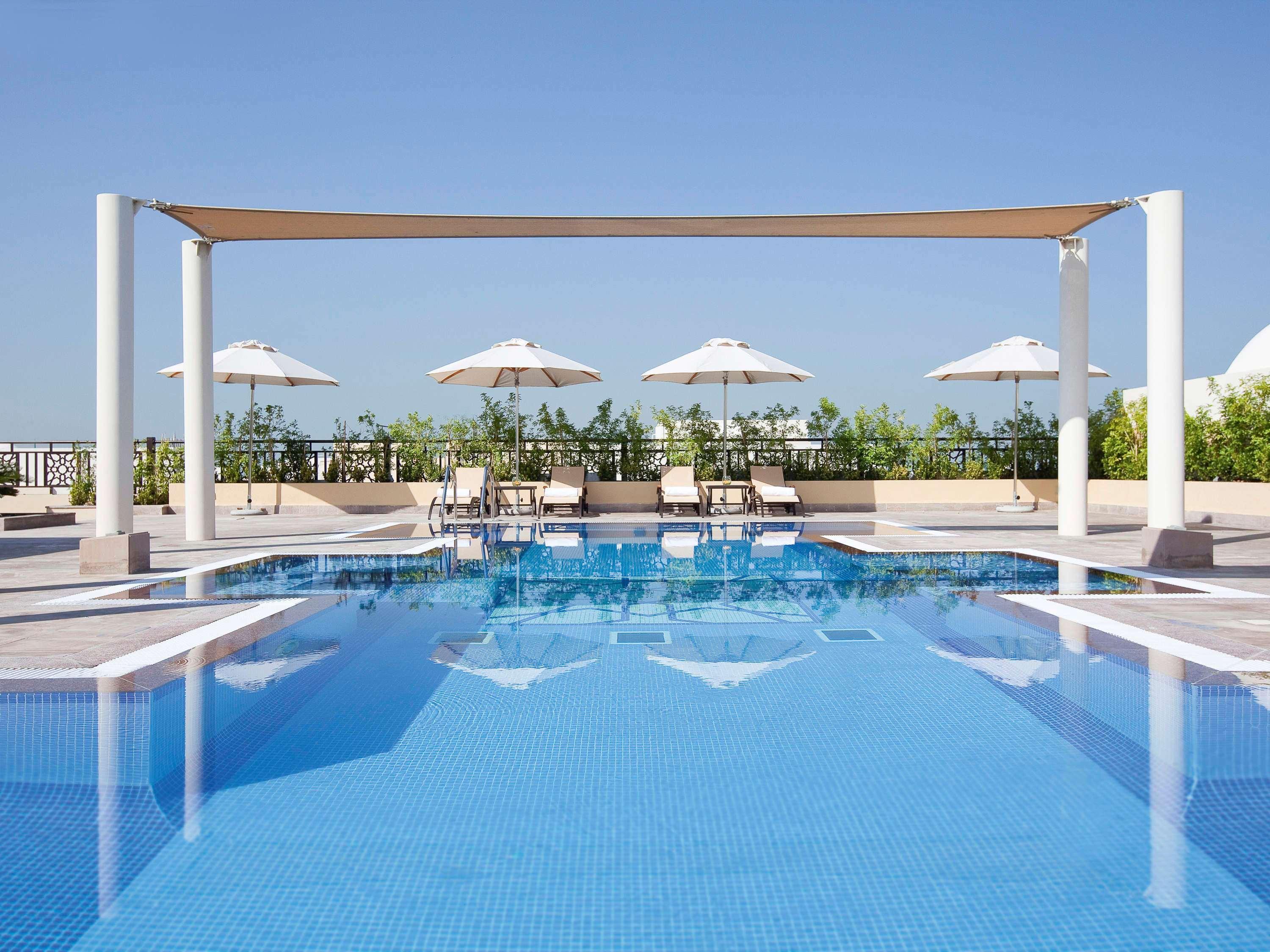 Moevenpick Hotel Apartments Al Mamzar דובאי מראה חיצוני תמונה Rooftop pool at the hotel
