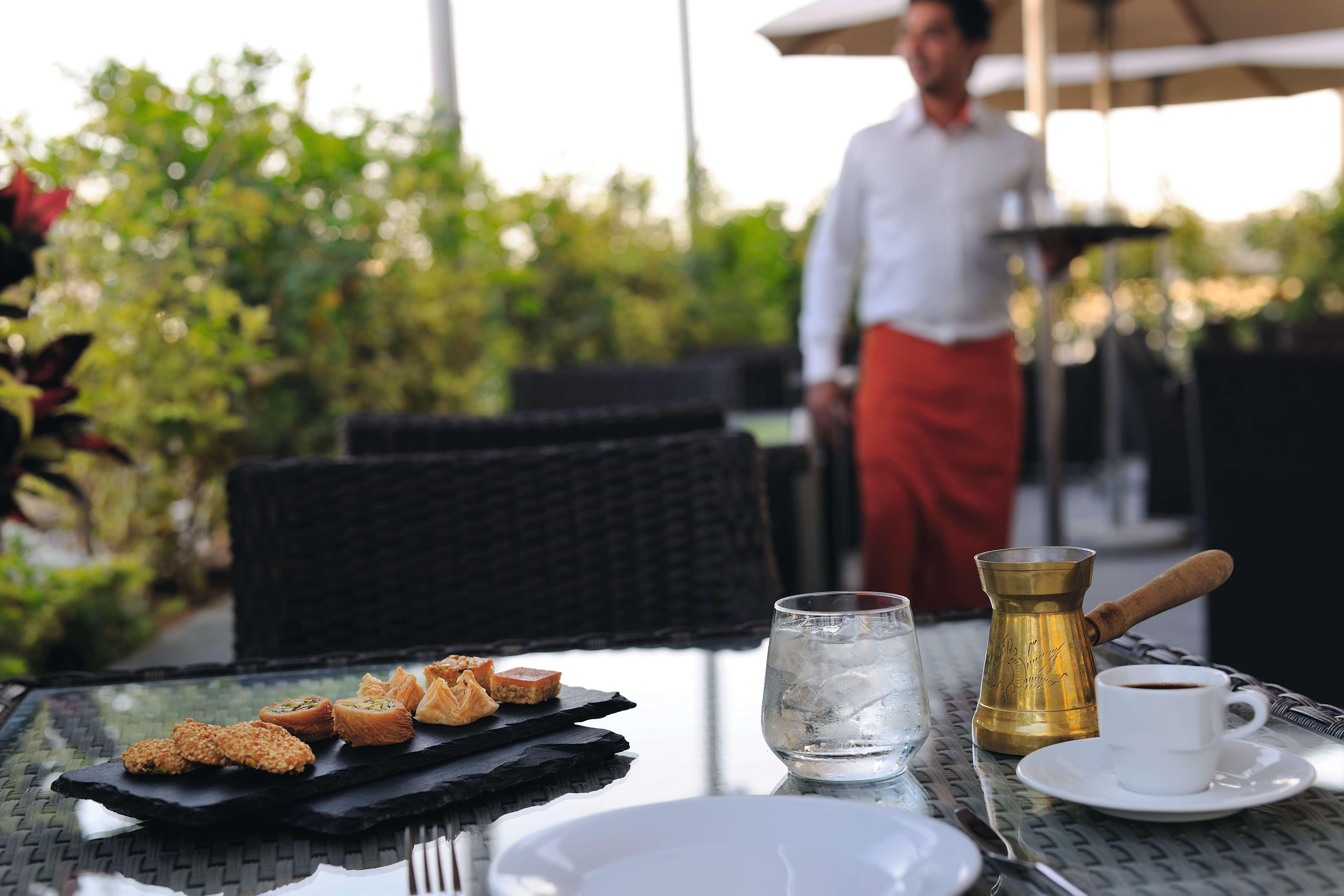 Moevenpick Hotel Apartments Al Mamzar דובאי מראה חיצוני תמונה A waiter at work