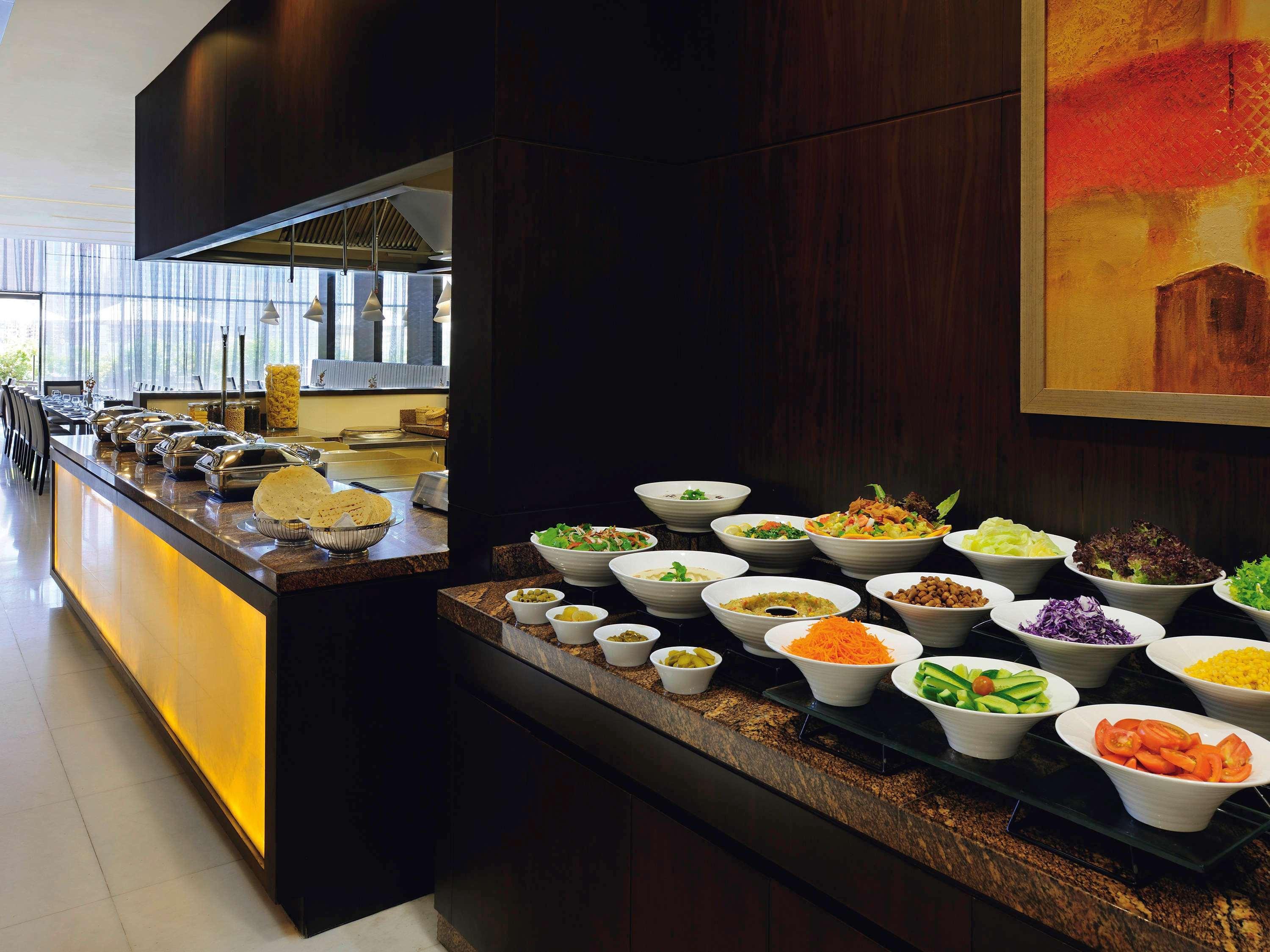 Moevenpick Hotel Apartments Al Mamzar דובאי מראה חיצוני תמונה A salad bar