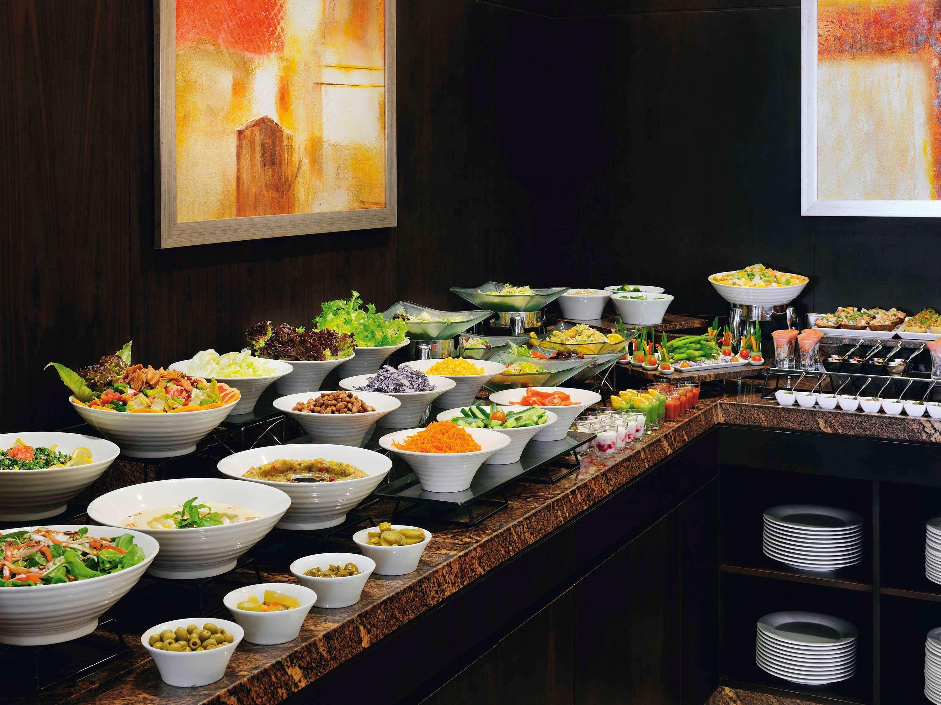 Moevenpick Hotel Apartments Al Mamzar דובאי מראה חיצוני תמונה A salad bar