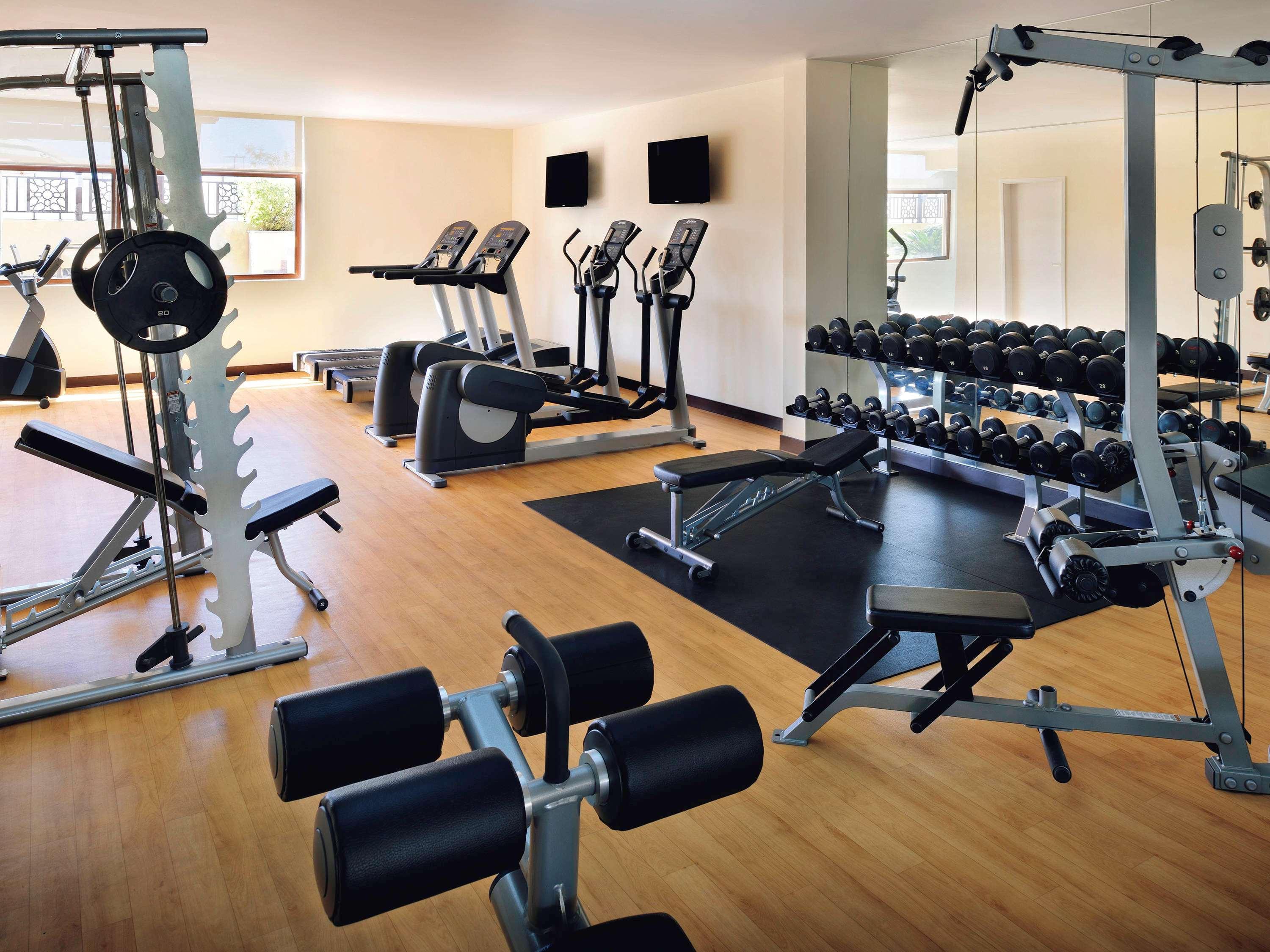 Moevenpick Hotel Apartments Al Mamzar דובאי מראה חיצוני תמונה A typical gym