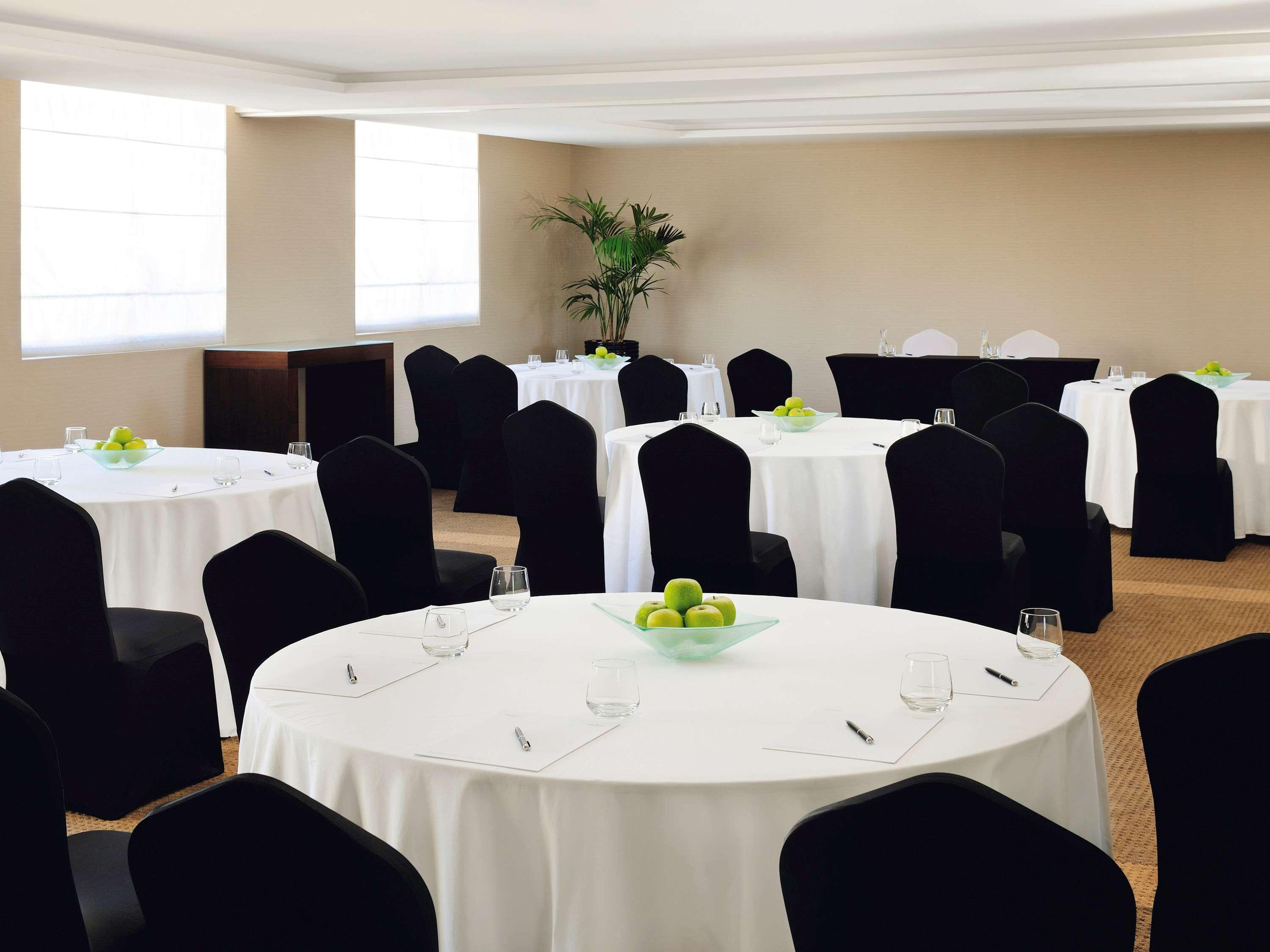 Moevenpick Hotel Apartments Al Mamzar דובאי מראה חיצוני תמונה The Westin Palace Madrid