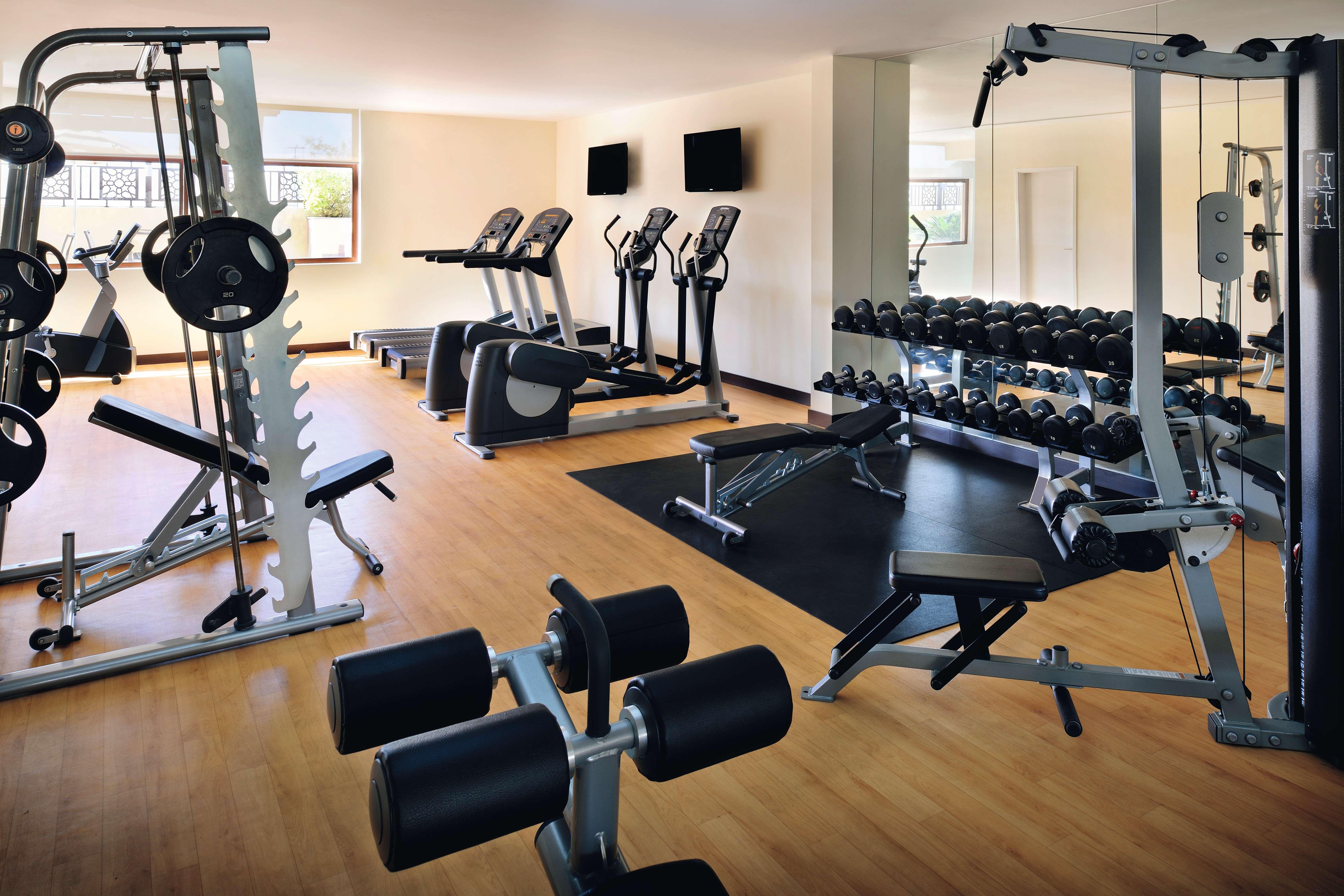 Moevenpick Hotel Apartments Al Mamzar דובאי מראה חיצוני תמונה A typical gym