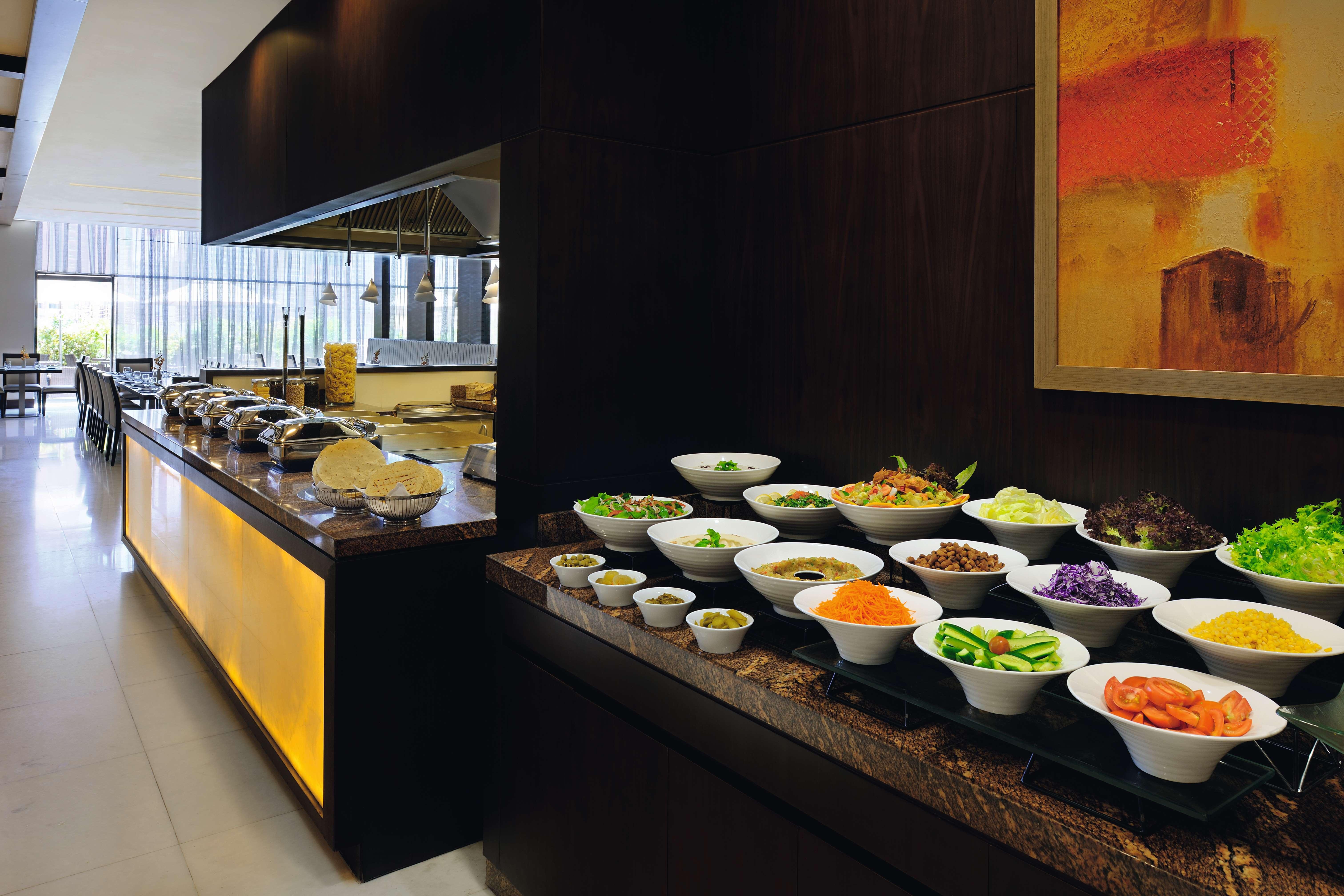 Moevenpick Hotel Apartments Al Mamzar דובאי מראה חיצוני תמונה A salad bar