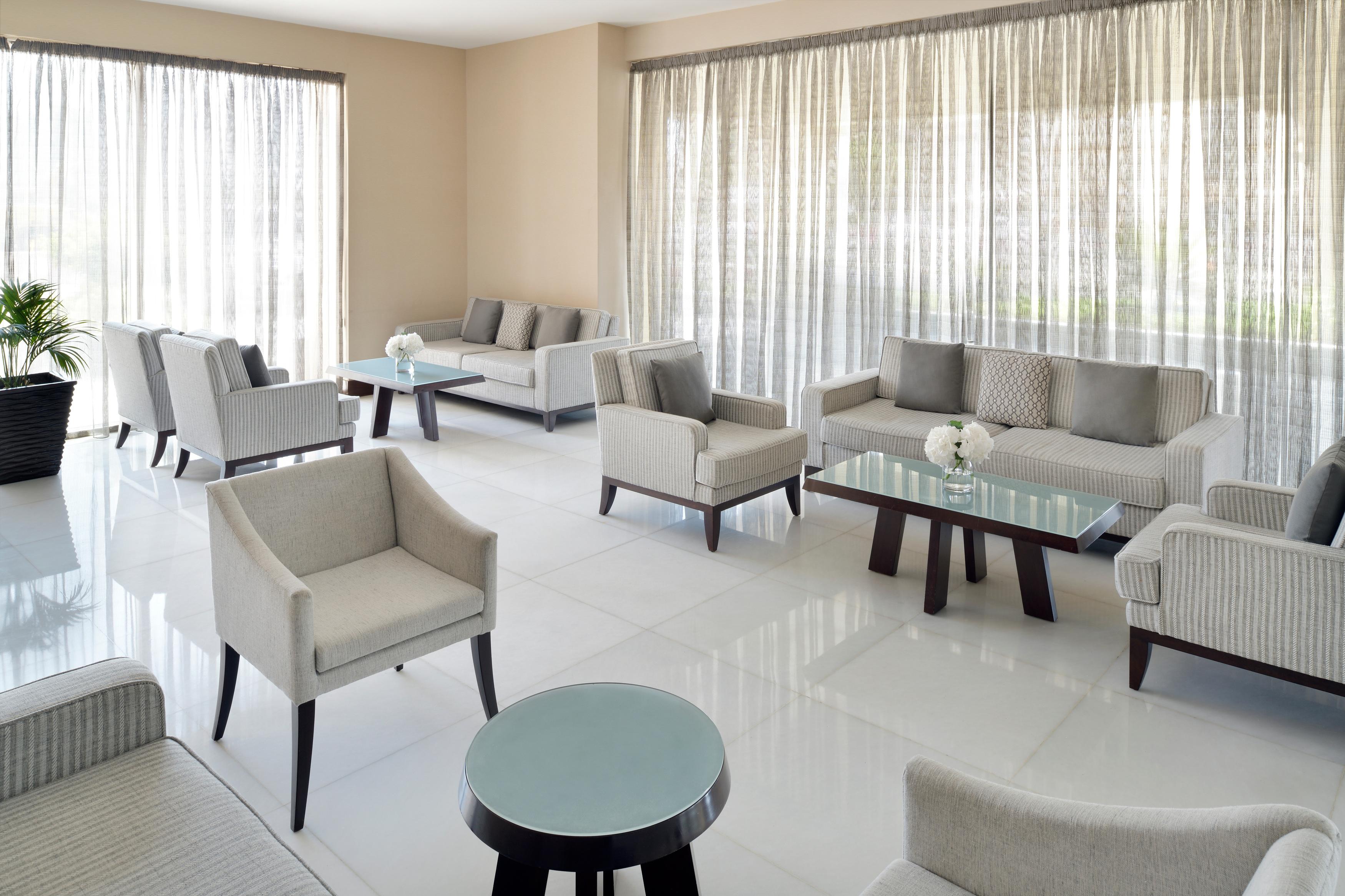 Moevenpick Hotel Apartments Al Mamzar דובאי מראה חיצוני תמונה The interior of the hotel