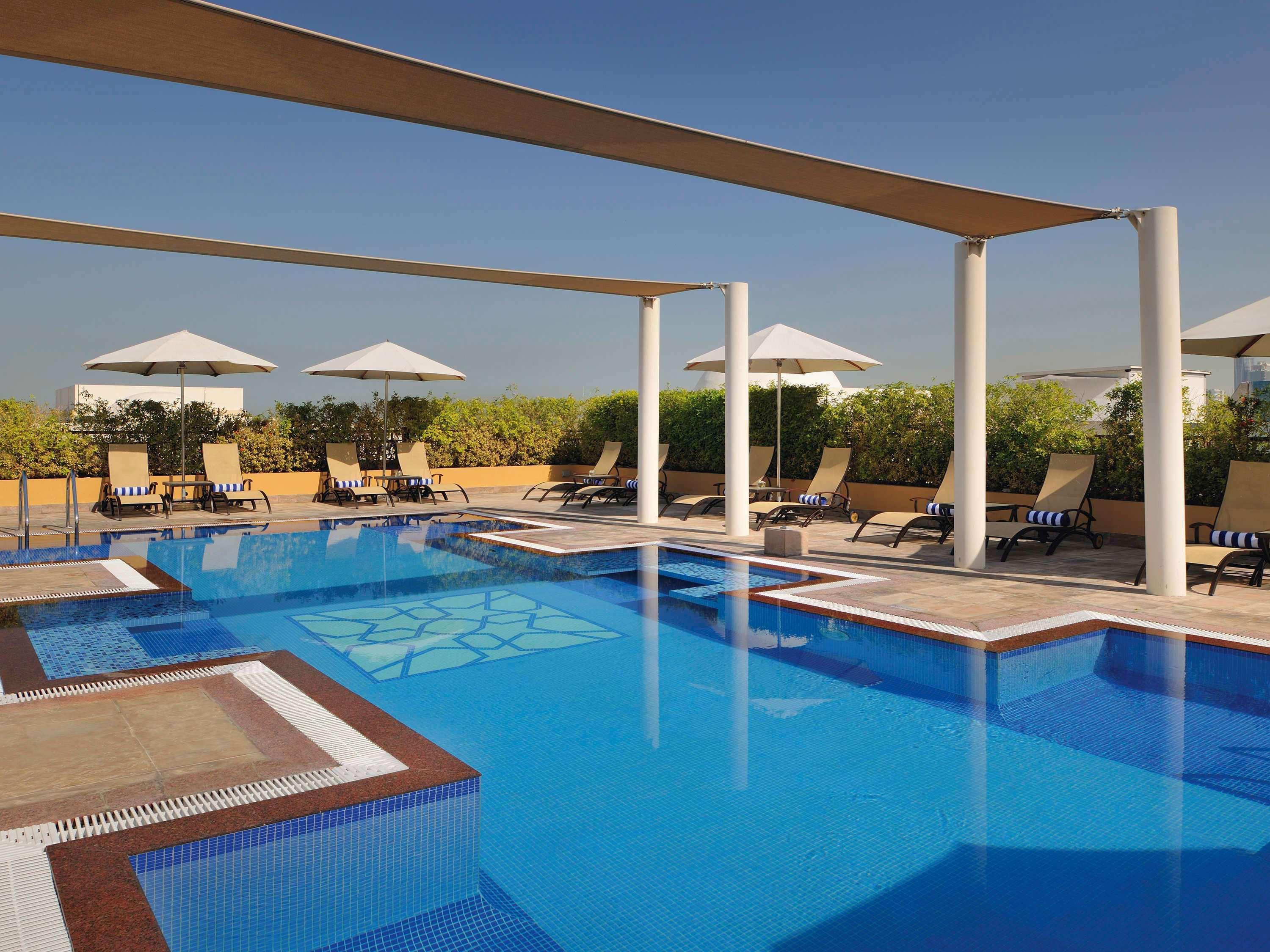 Moevenpick Hotel Apartments Al Mamzar דובאי מראה חיצוני תמונה The swimming pool at the hotel