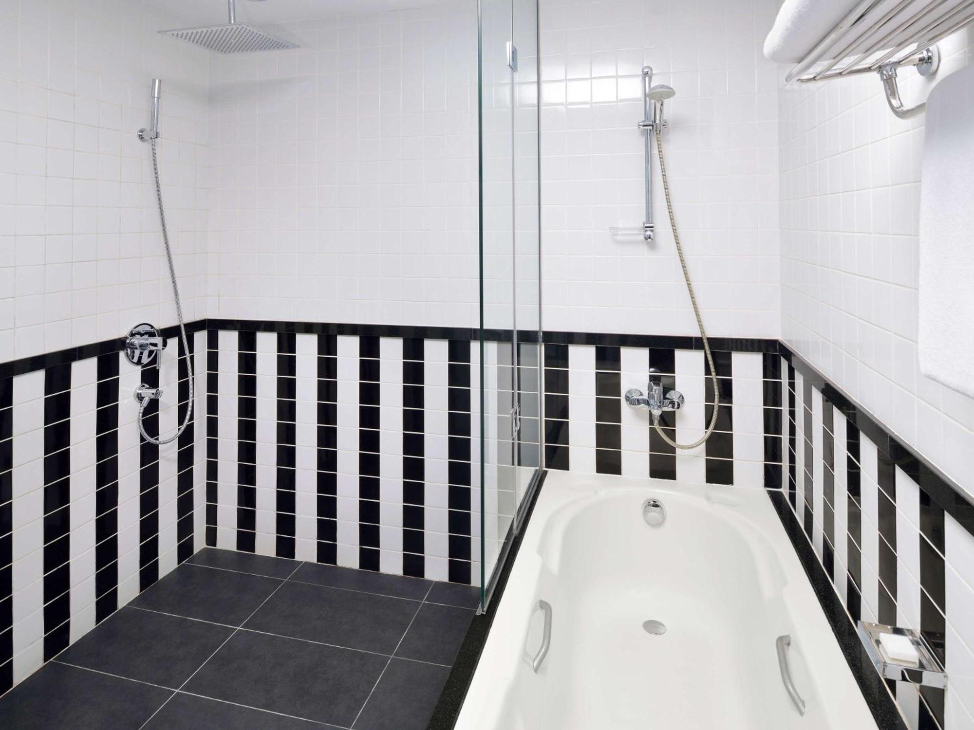 Moevenpick Hotel Apartments Al Mamzar דובאי מראה חיצוני תמונה Bathroom with shower and bath