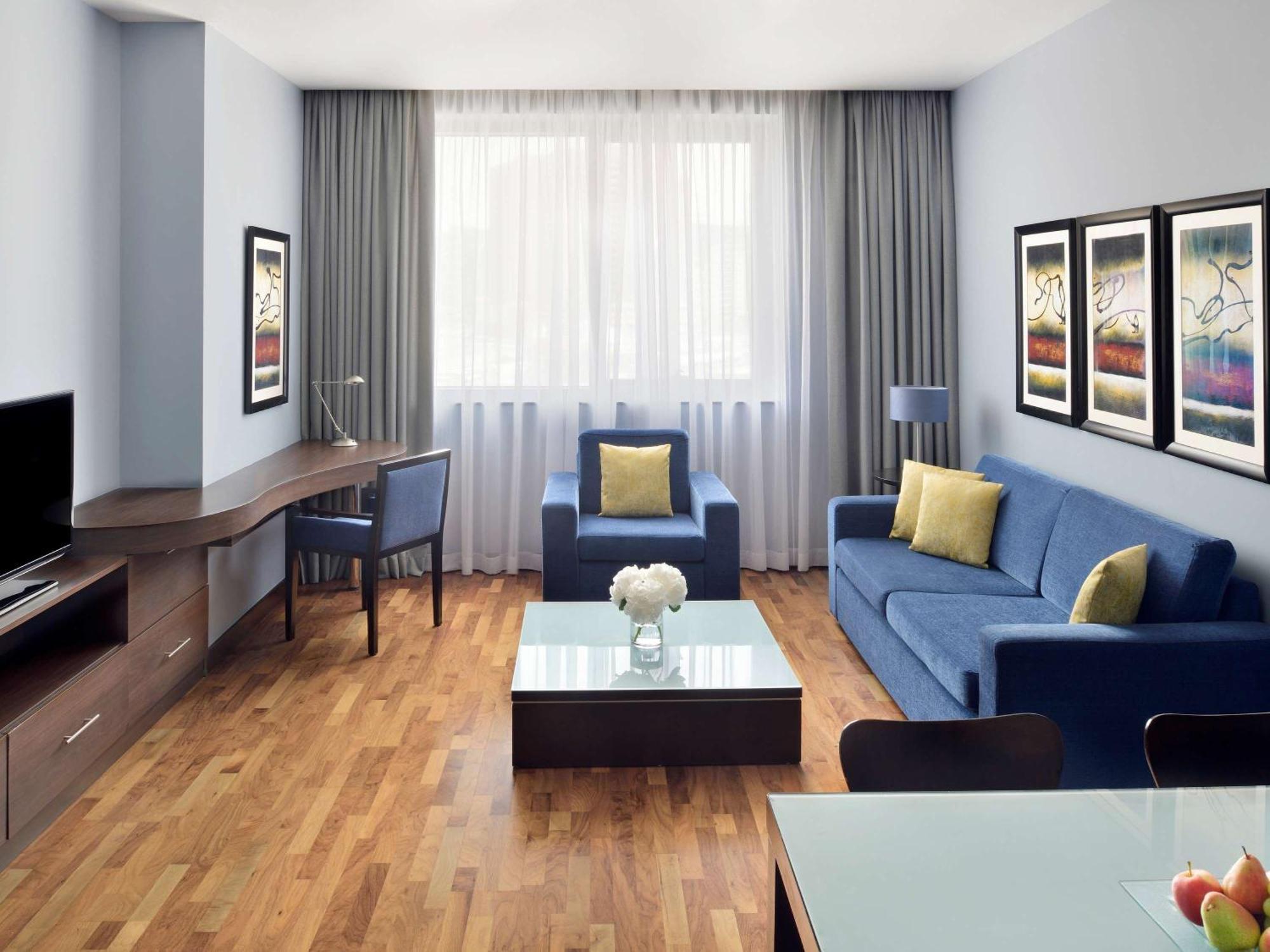 Moevenpick Hotel Apartments Al Mamzar דובאי מראה חיצוני תמונה A living room