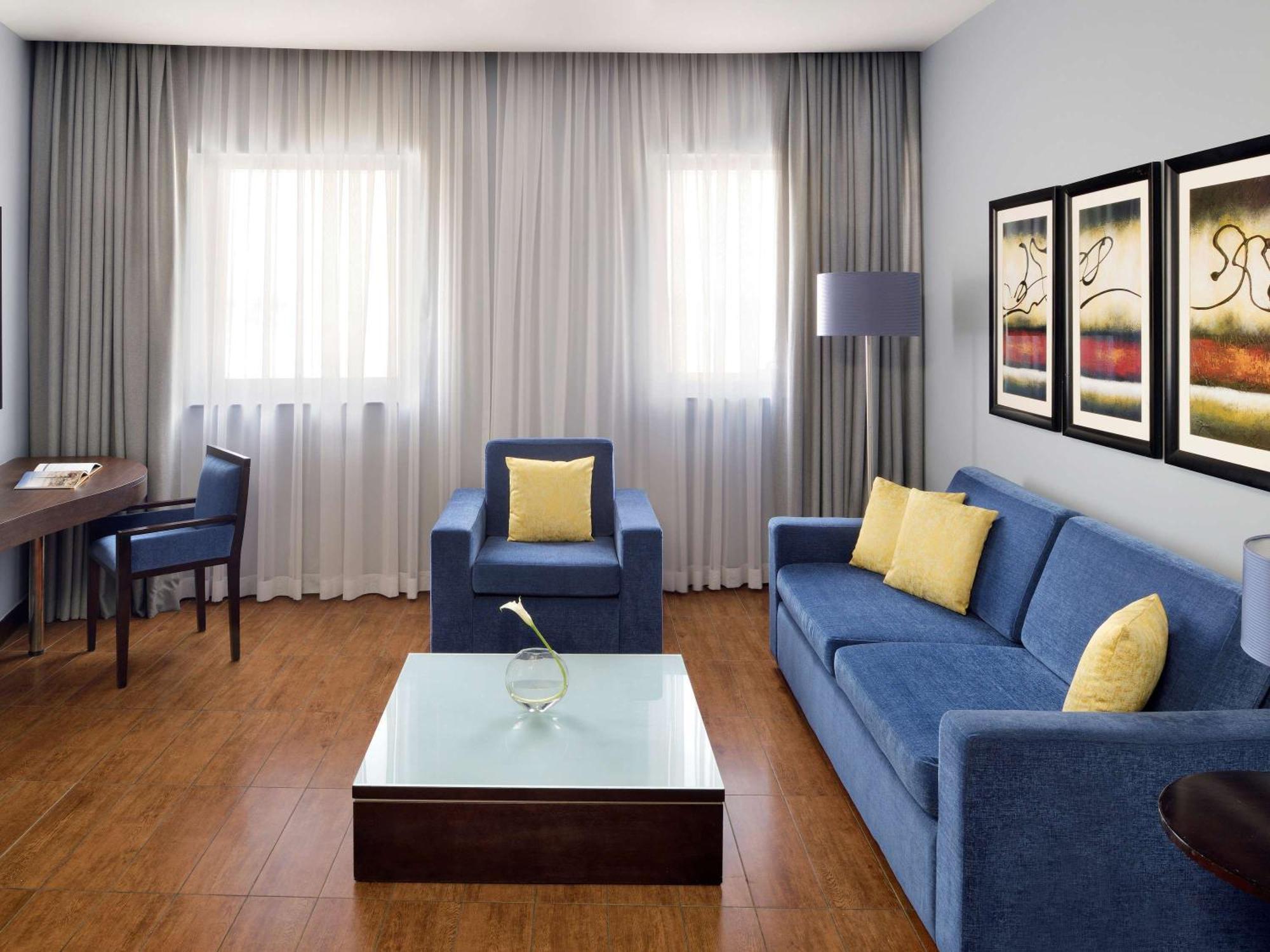 Moevenpick Hotel Apartments Al Mamzar דובאי מראה חיצוני תמונה A living room