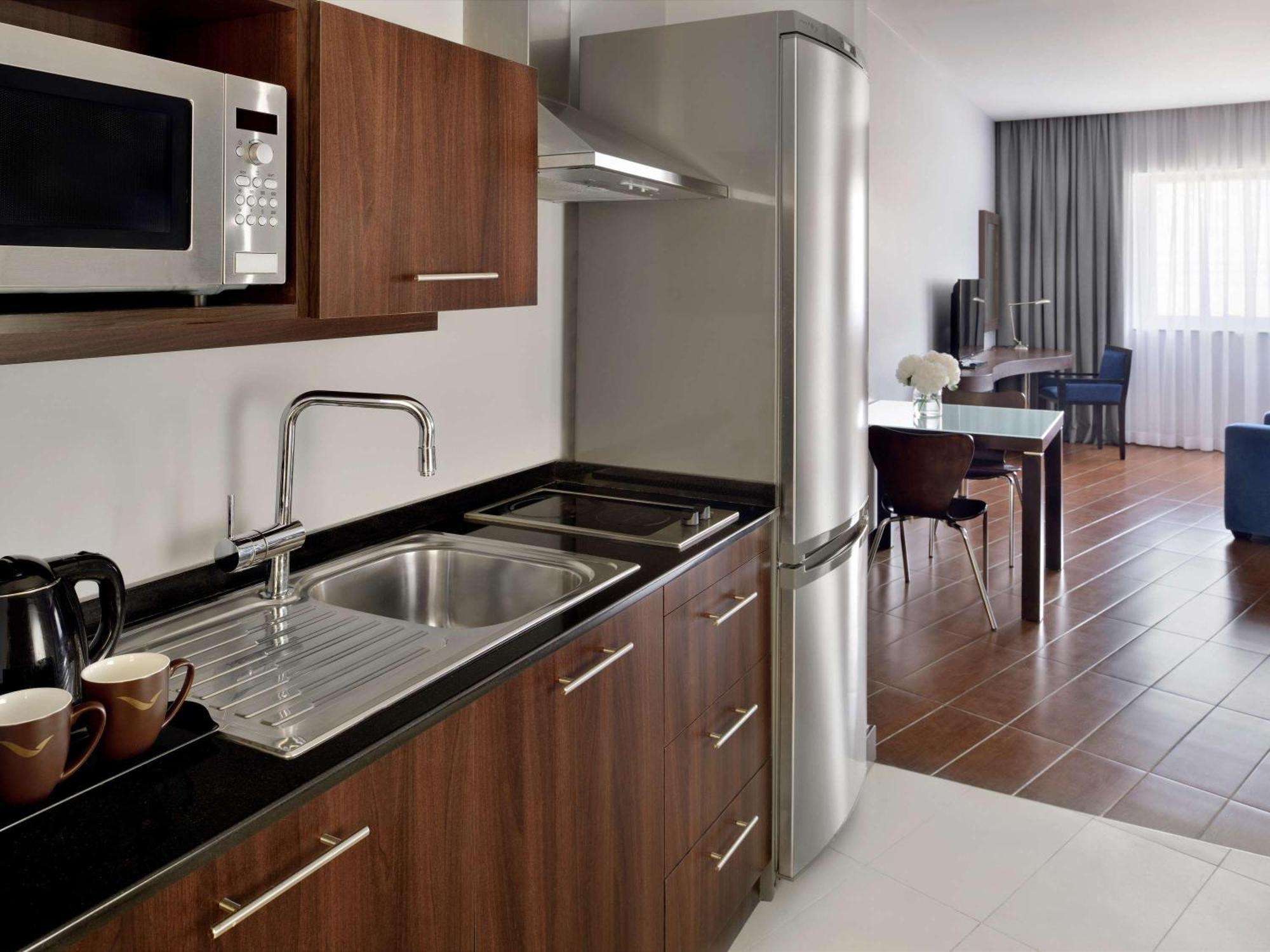 Moevenpick Hotel Apartments Al Mamzar דובאי מראה חיצוני תמונה Kitchenette
