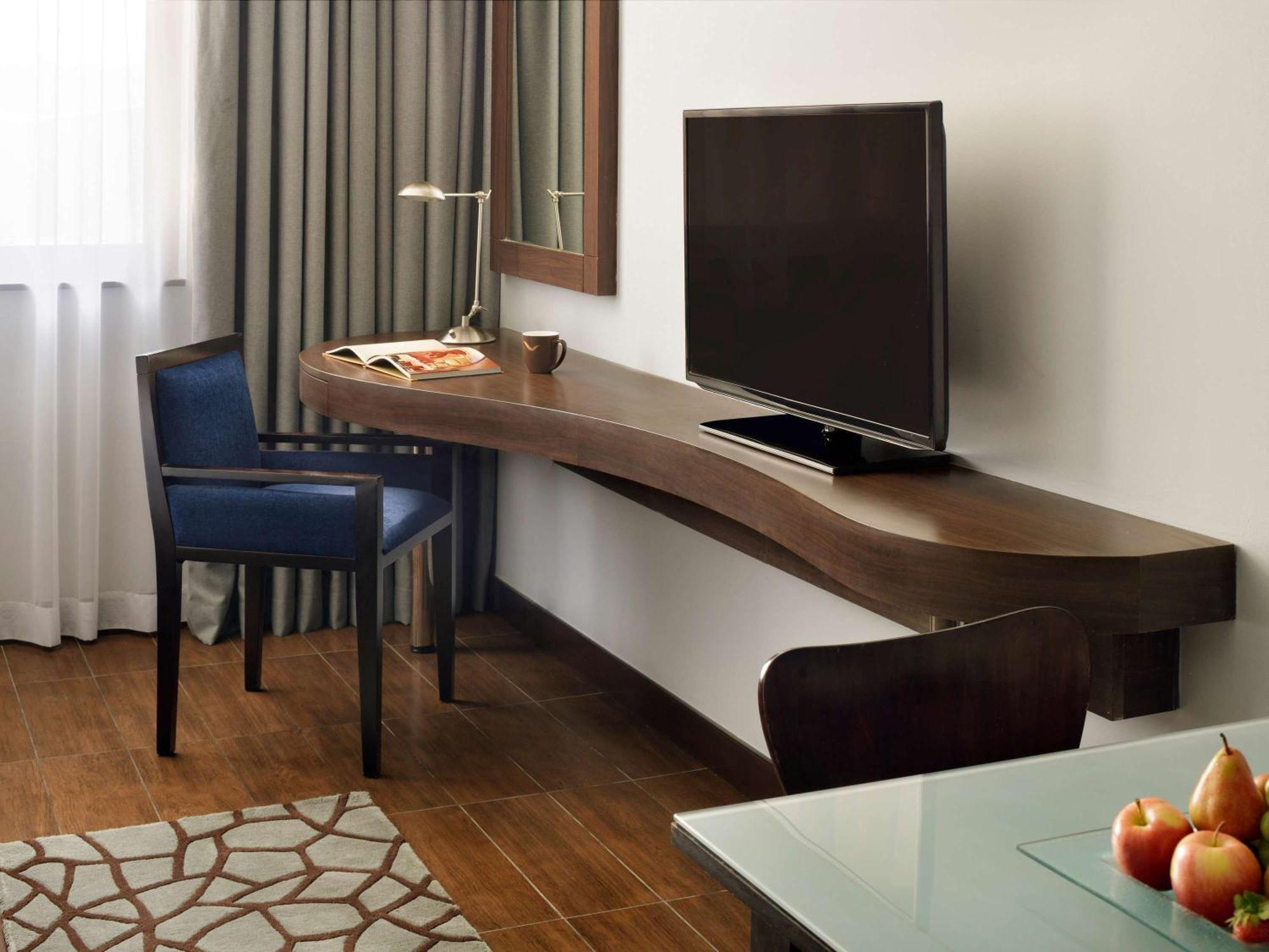 Moevenpick Hotel Apartments Al Mamzar דובאי מראה חיצוני תמונה A television in a hotel room