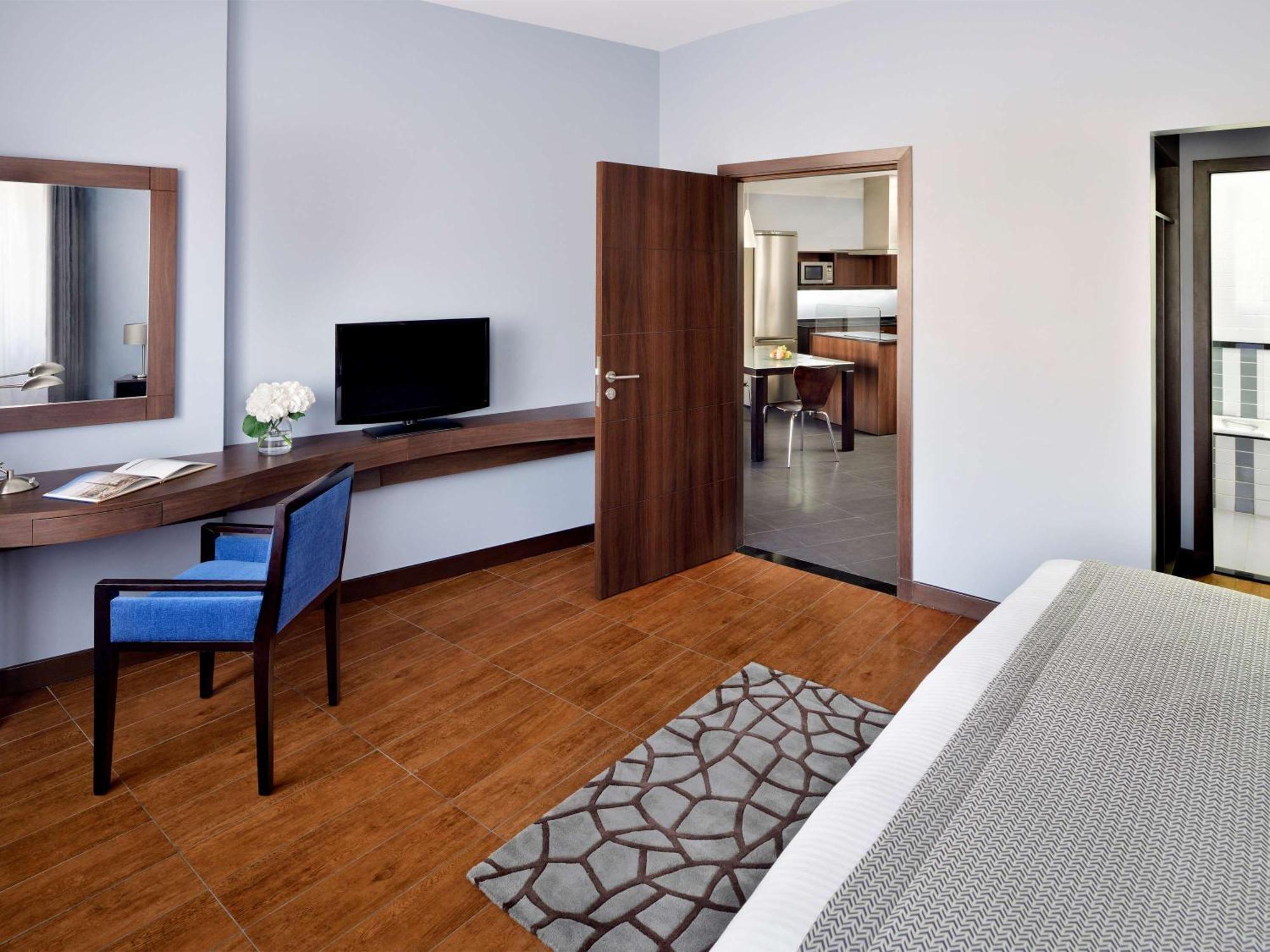 Moevenpick Hotel Apartments Al Mamzar דובאי מראה חיצוני תמונה A typical room at the hotel