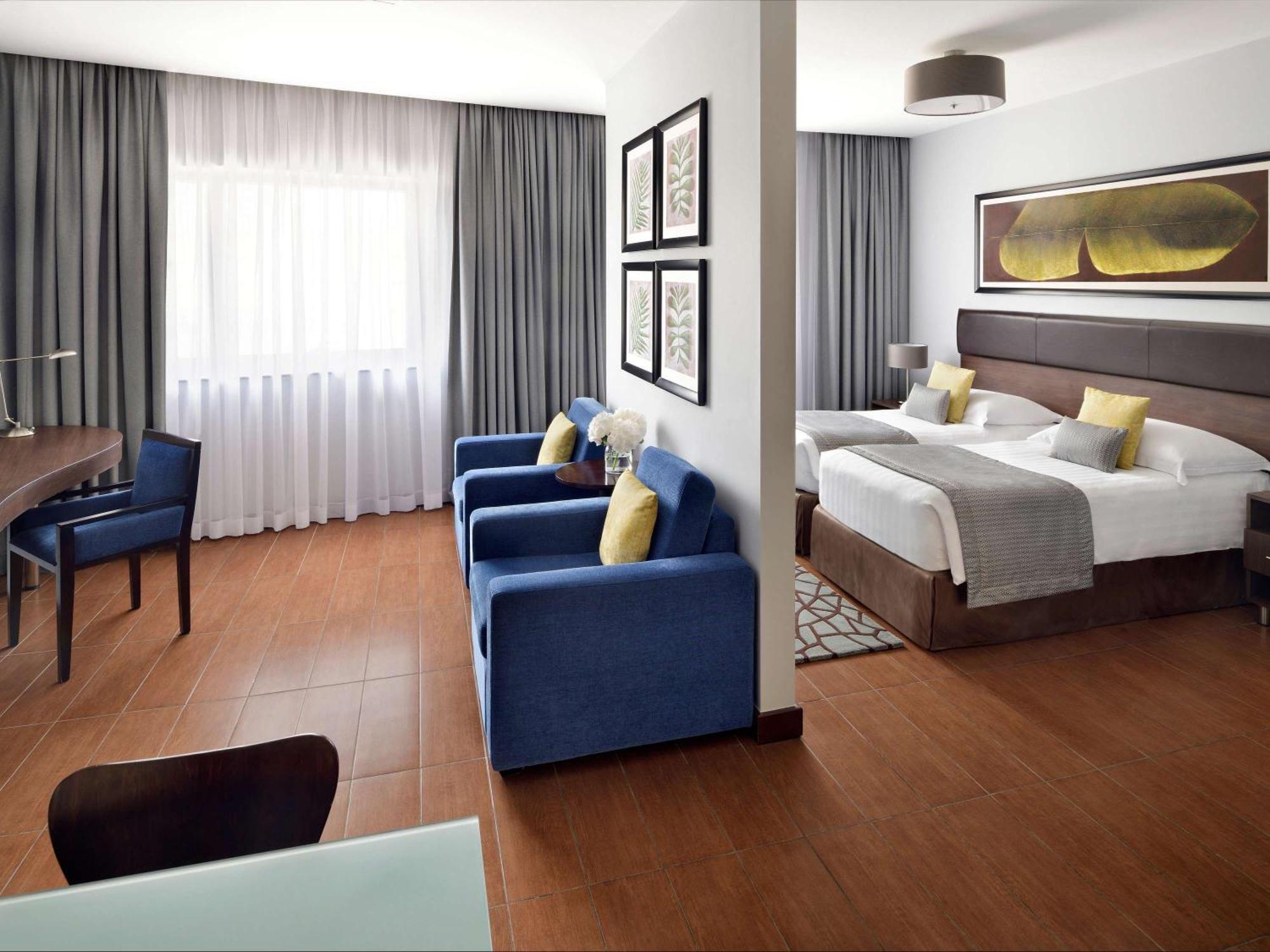 Moevenpick Hotel Apartments Al Mamzar דובאי מראה חיצוני תמונה A room at the hotel