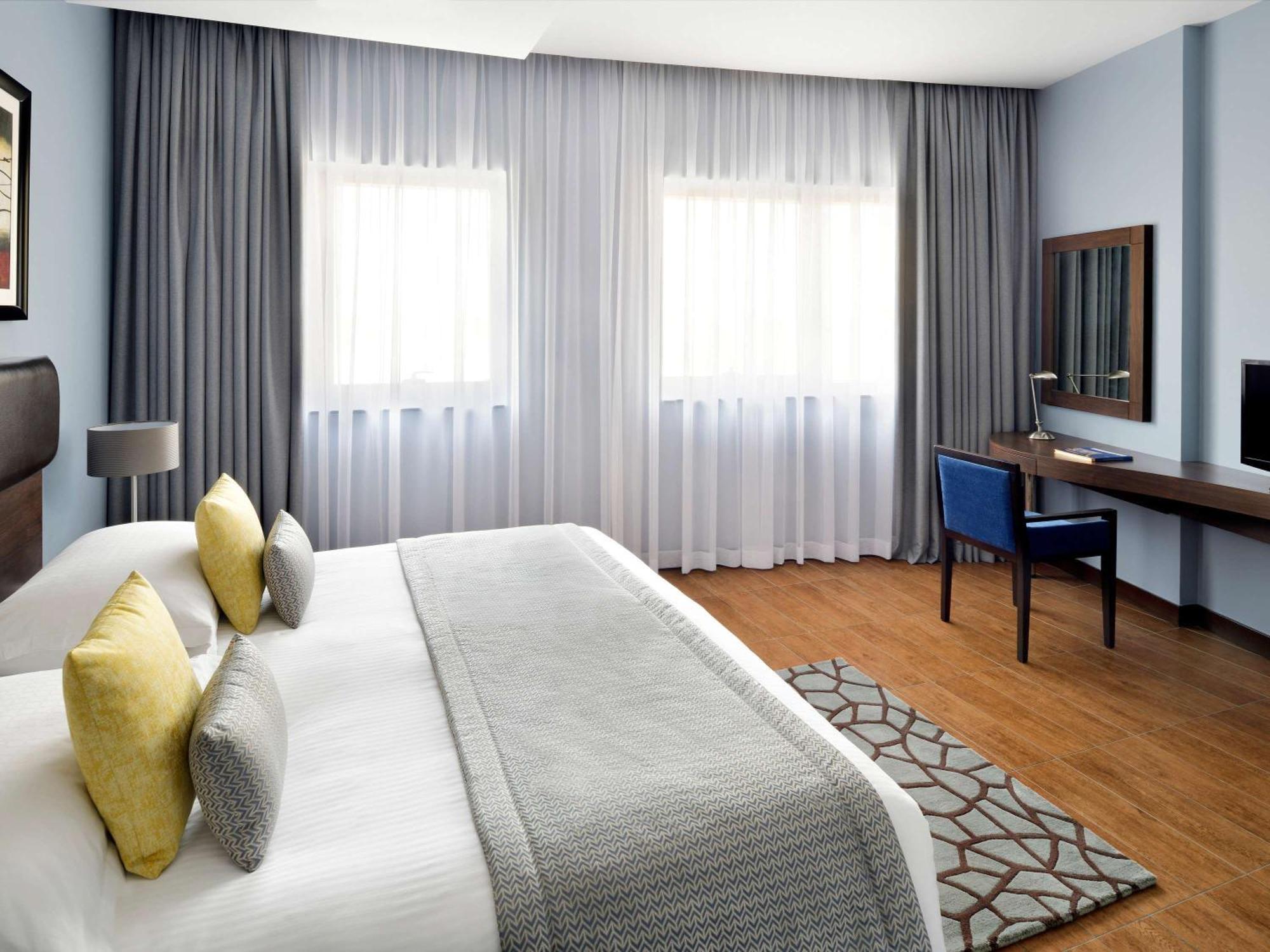 Moevenpick Hotel Apartments Al Mamzar דובאי מראה חיצוני תמונה A bedroom at the hotel