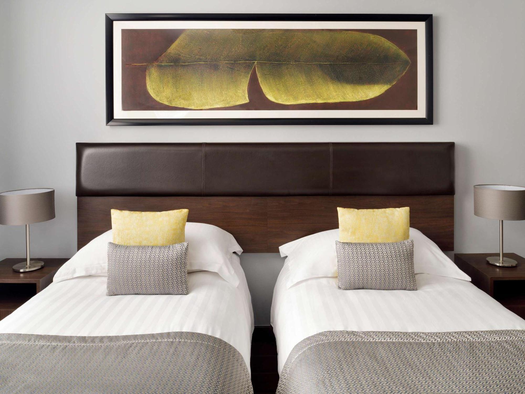 Moevenpick Hotel Apartments Al Mamzar דובאי מראה חיצוני תמונה A room at the hotel
