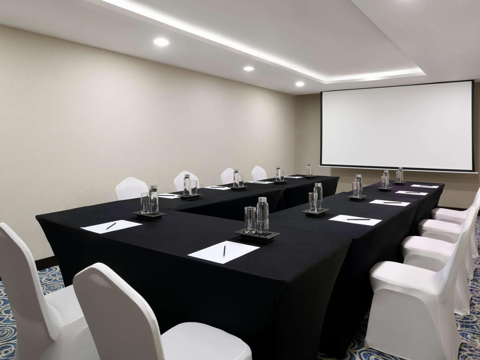 Moevenpick Hotel Apartments Al Mamzar דובאי מראה חיצוני תמונה Meeting room
