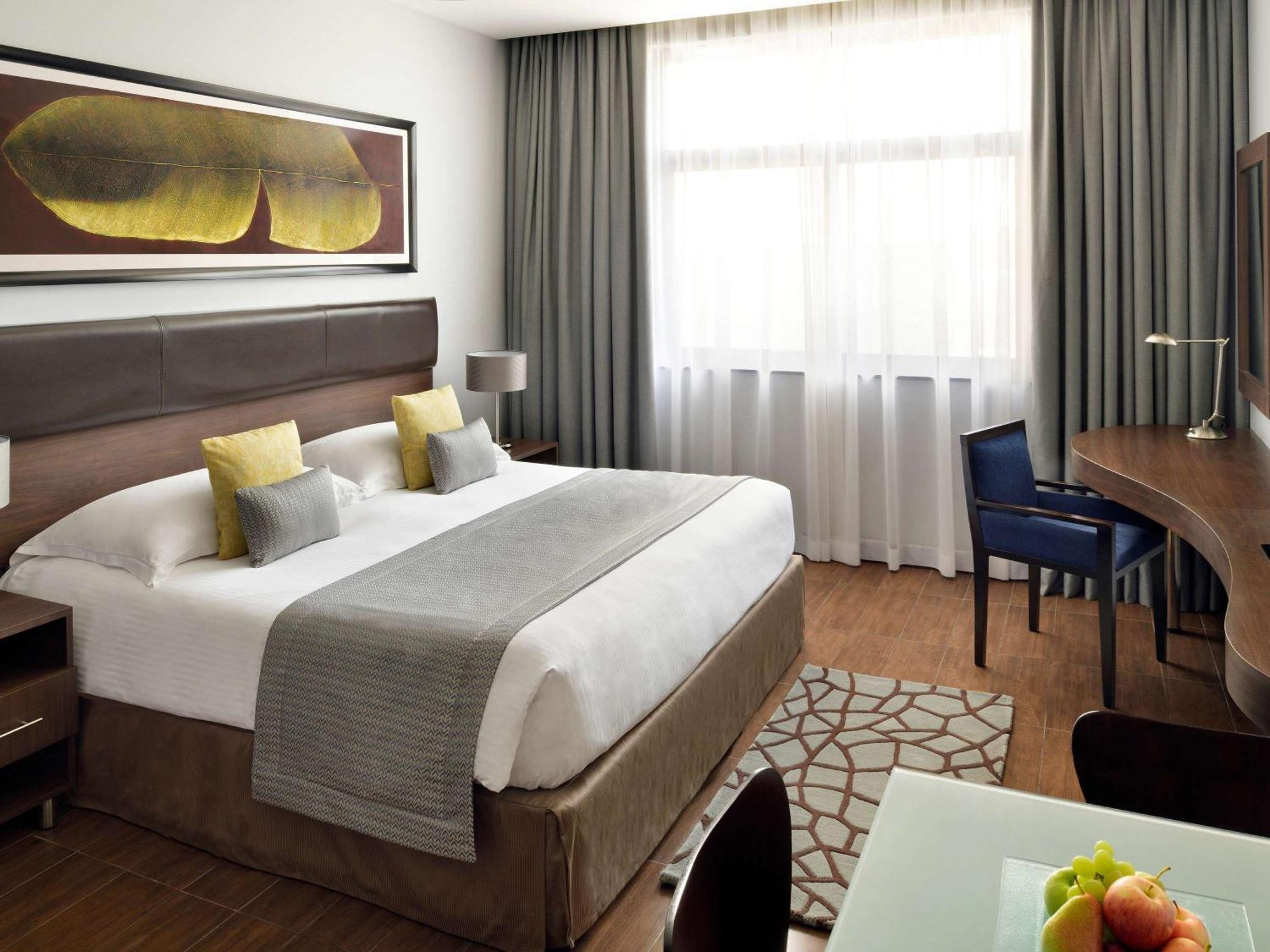 Moevenpick Hotel Apartments Al Mamzar דובאי מראה חיצוני תמונה A room at the hotel