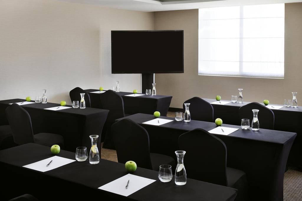 Moevenpick Hotel Apartments Al Mamzar דובאי מראה חיצוני תמונה Meeting room