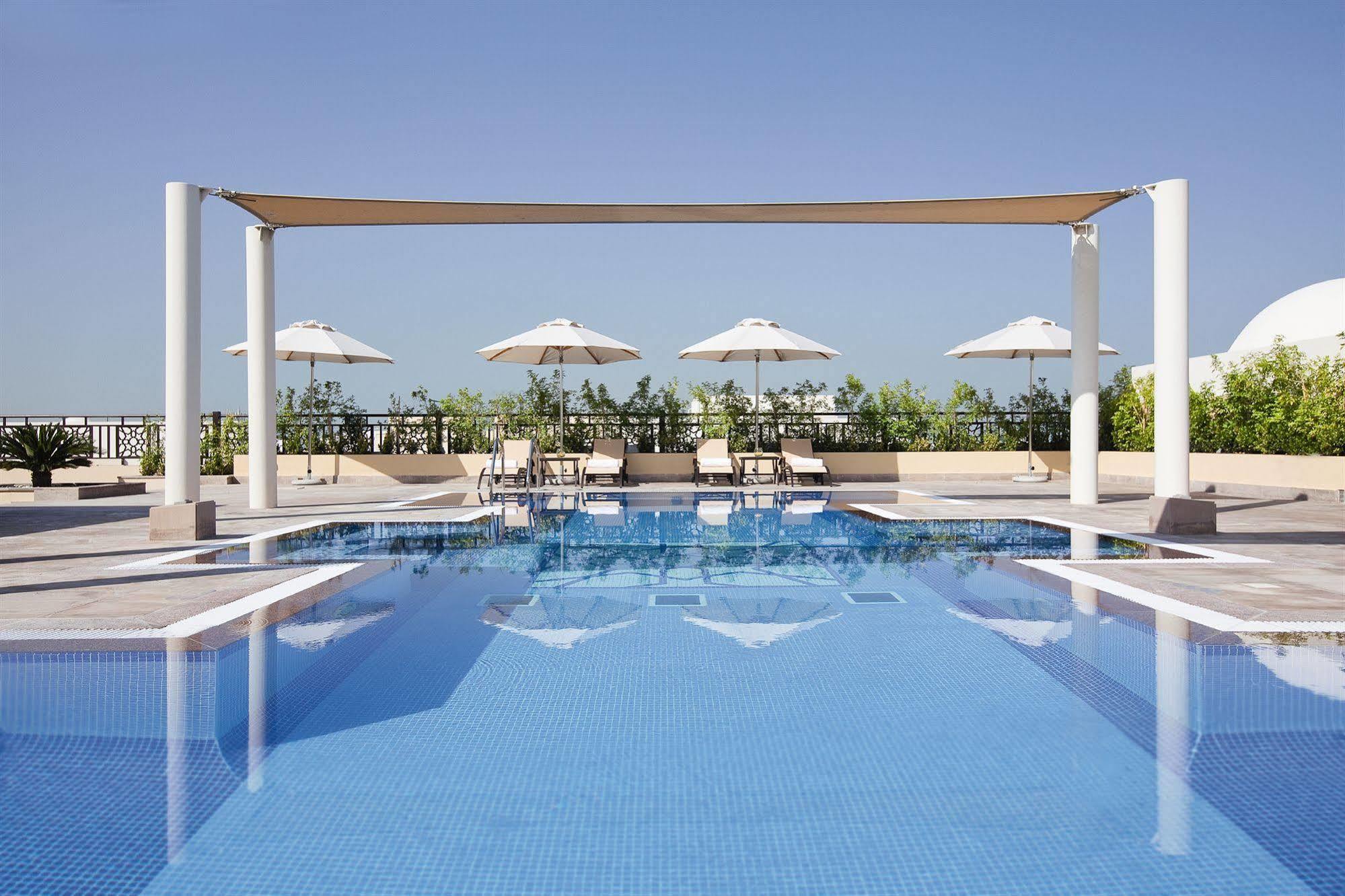 Moevenpick Hotel Apartments Al Mamzar דובאי מראה חיצוני תמונה The swimming pool at the hotel